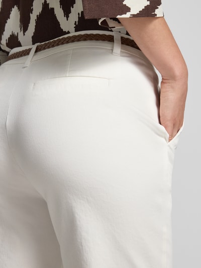 Frauenmodel trägt Hose mit Gesäßtaschen und Gürtel von comma, cremefarben, Baumwoll-Mix mit Stretch-Anteil, Nahaufnahme Rückansicht.