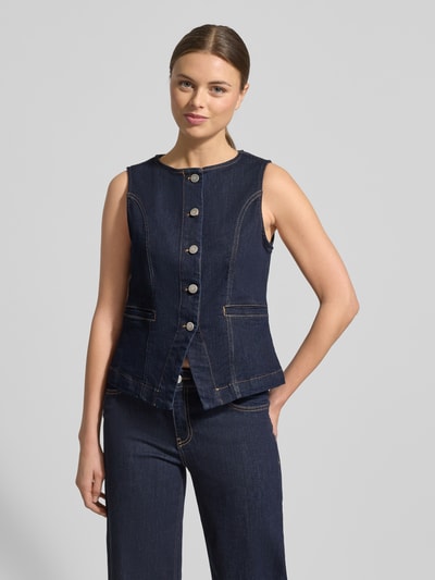 Frauenmodel trägt Weste mit Knopfleiste Modell 'KIMBERLY' von Soyaconcept in Denim-Optik, Baumwoll-Mix mit Stretch-Anteil, Regular-Fit, Eingrifftaschen, Rundhalsausschnitt, dunkelblau, glatte Textur, Ganzkörperansicht von vorne.
