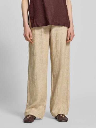 Frauenmodel trägt Leinenhose mit Bindegürtel Modell 'Chiara Belt' von MAC, Wide Leg, reine Leinen, Ganzkörperansicht von vorne.