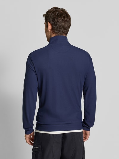 Männermodel trägt Regular Fit Troyer mit kurzem Reißverschluss von Polo Ralph Lauren in donkerblauw, Ganzkörperansicht Rückansicht.