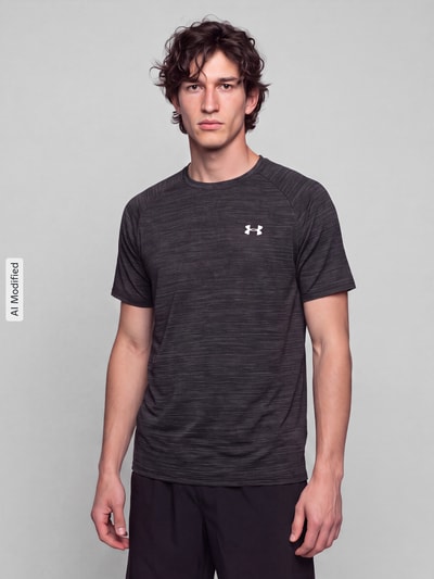 Männermodel trägt Regular Fit Sport-T-Shirt mit Logo-Print von Under Armour, dunkles Material mit feiner Struktur, Nahaufnahme Oberkörper, KI-modifiziertes Bild.
