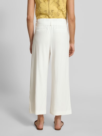 Frauenmodel trägt Culotte aus Viskose mit Gürtel von Christian Berg Woman, Wide-Leg-Fit, Biesen, Gesäßleistentaschen, Ganzkörperansicht Rückansicht.