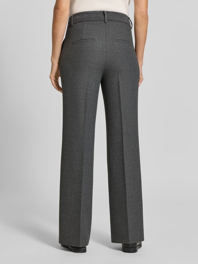 Frauenmodel trägt Regular Fit Weite Hose mit Viskose-Woll-Anteil Modell 'AMELIE' von CAMBIO in Grau, glatte Textur, Ganzkörperansicht Rückansicht. Damen Weite Hose von CAMBIO.
