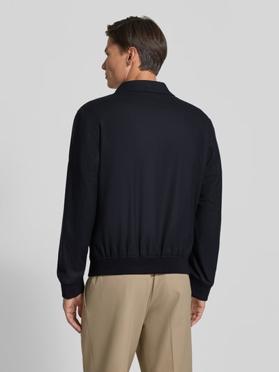 Männermodel trägt dunkelblaue Slim Fit Bomberjacke mit Schurwoll-Anteil Modell 'P-Hanry-BMB-WG-264' von BOSS, Herren Bomberjacke / Blouson, Ganzkörperansicht Rückansicht.