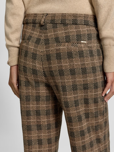 Vrouwenmodel draagt bruine en zwarte geruite wijdte broek met viscose van Brax, Dames Weite Hose van Brax, detailopname achterkant