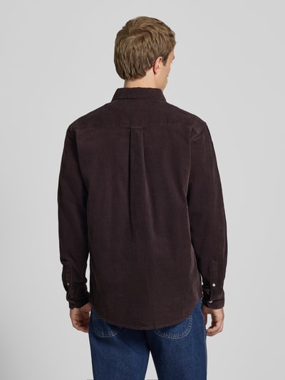 Męski model ma na sobie Regular Fit Freizeithemd aus Cord mit Button-Down-Kragen von Carhartt Work In Progress, wykonany z czystej bawełny, krój regular fit, model 'Madison', sztruks, label-stitching, button-down kołnierz, długość tyłu w rozmiarze M: 76 cm, szerokość w rozmiarze M: 44 cm, długość rękawa w rozmiarze M: 64 cm, ciemny brąz, gładka tekstura, całkowity widok z tyłu.