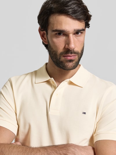 Männermodel trägt Regular Fit Poloshirt mit Stitching von Christian Berg Men in Creme, reine Baumwolle, Knopfleiste, Nahaufnahme Oberkörper.