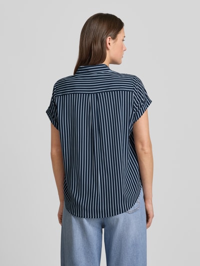 Frauenmodel trägt Regular Fit Hemdbluse aus Viskose-Mix Modell 'Majan' von Samsøe Samsøe, dunkle und helle Streifen, Rückenansicht Ganzkörperansicht.