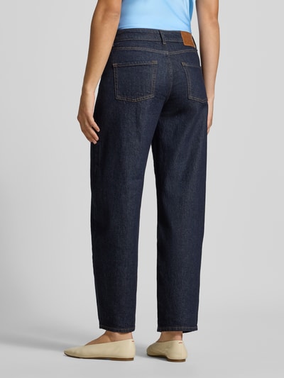 Frauenmodel trägt dunkelblaue Barrel Jeans aus Baumwoll-Mix Modell 'GRACE' von PIECES, Damen Barrel Jeans, Ganzkörperansicht Rückansicht.