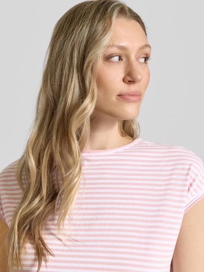 Frauenmodel trägt T-Shirt mit Rundhalsausschnitt von Christian Berg Woman aus Reine Baumwolle, Regular-Fit, Rollsaum, Nahaufnahme Oberkörper.