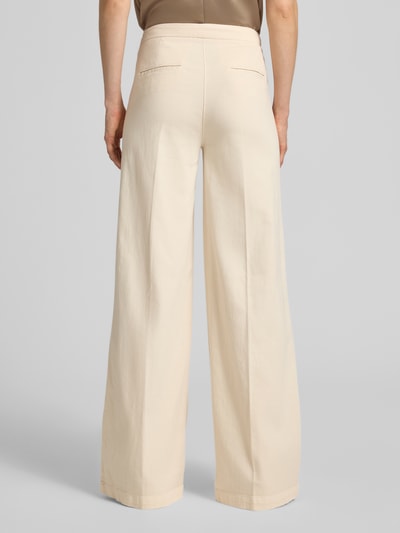Vrouwenmodel draagt Wide Leg Hose mit Bügelfalten Modell 'Bridget' van SEDUCTIVE in beige katoenmix met linnen, knopen, detail achterzakken, bundwijdte 41 cm, binnenbeenlengte 85 cm, rechte wijde pijpen, achterkant volledig lichaam.