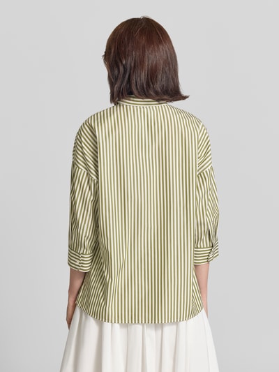 Frauenmodel trägt Regular Fit Langarmbluse aus reiner Baumwolle Modell 'WKDGIRALDA' von Weekend Max Mara, grün-weiß gestreift, Ganzkörperansicht Rückansicht. Damen Langarmbluse von Max Mara.