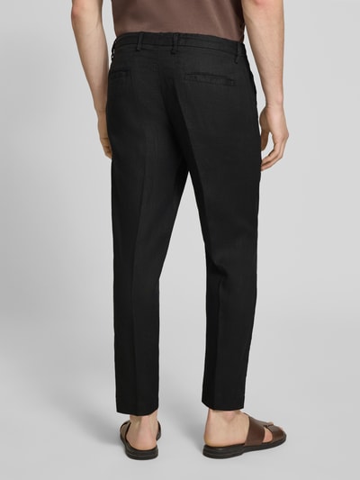 Männermodel trägt Hose mit Gesäßtaschen Modell 'PANTALACCIO LINO' von MARKUP in Schwarz aus Reine Baumwolle, Ganzkörperansicht Rückansicht. Regular-Fit, Bundweite 44 cm, Innenbeinlänge 71 cm bei Größe 50.