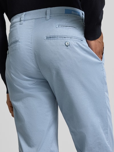 Männermodel trägt Fein strukturierte Hose Modell 'Fabio' von BRAX, Baumwoll-Elasthan-Mix, Regular-Fit, Eingrifftaschen, Nahaufnahme Rückansicht.