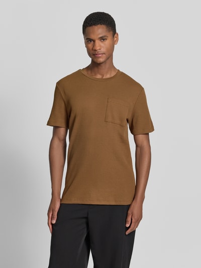 Männermodel trägt Regular Fit T-shirt aus katoenmix van s.Oliver RED LABEL in effen kleuren, gestructureerd met borstzak, piqué, ganzkörperansicht van voren.
