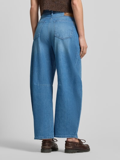 Modelka nosi Jeans mit 5-Pocket-Design Modell 'DAKOTA' von MAC, niebieski bawełniano-elastanowy materiał, luźny krój, widok całej sylwetki od tyłu, szerokość w rozmiarze 36: 39 cm, długość wewnętrzna nogawki w rozmiarze 36: 65 cm.