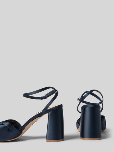 Produktfoto, Sandaletten mit Blockabsatz Modell 'Meladi' von Steve Madden, dunkelblau, Strasssteinbesatz, offene Ferse, abgerundete Passform, Absatzhöhe 10 cm bei Größe 40, matte und glatte Textur, Rückansicht.