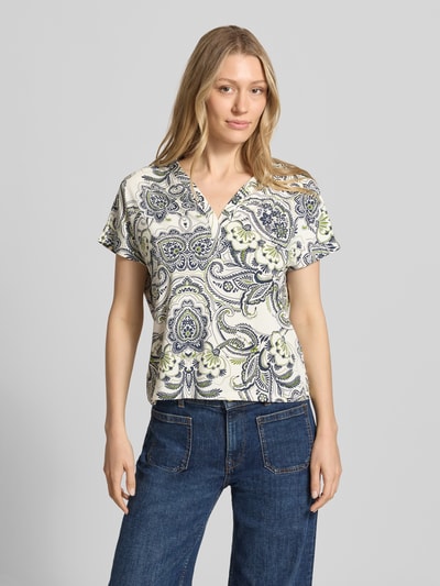 Frauenmodel trägt Loose Fit T-Shirt aus Baumwoll-Modal-Mix Modell 'CAELEN S' von Brax mit floralem Muster in Weiß und Blau, Damen T-Shirt, Ganzkörperansicht von vorne.