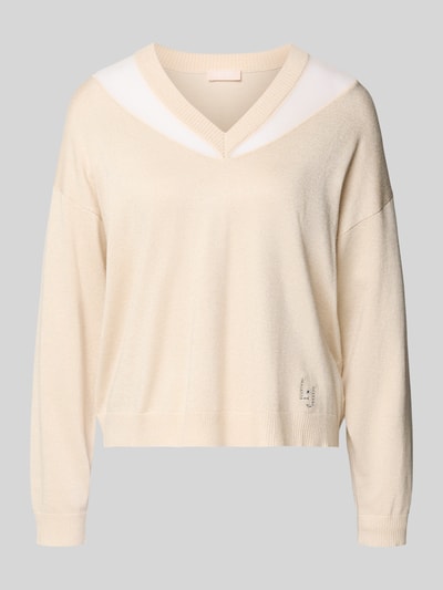 Produktfoto, Relaxed Fit Pullover aus Viskose-Mix in Strick-Optik von LIU JO SPORT in Beige, semitransparente Partien, V-Ausschnitt, elastische Abschlüsse. Damen Pullover, langärmelig, Rückenlänge 59 cm, Ärmellänge 49 cm.