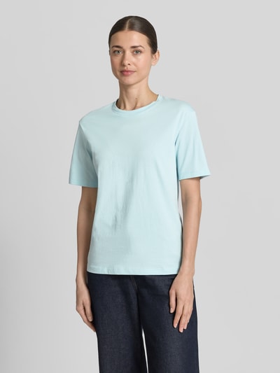 Modelka kobieca nosi T-Shirt aus Baumwolle mit Rundhalsausschnitt od Jake*s Casual, jasnoniebieski, krój regular fit, bawełna, widok całej sylwetki z przodu, długość tyłu w rozmiarze S: 57 cm.