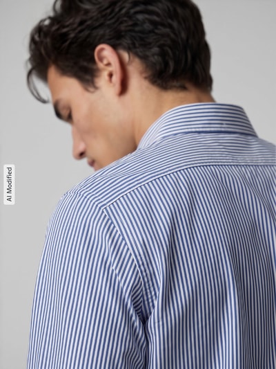 Männermodel trägt Custom Fit Freizeithemd aus Baumwoll-Mix von Polo Ralph Lauren, wzór w paski na całej powierzchni, popelina, detailaufnahme, KI-modifiziertes Bild
