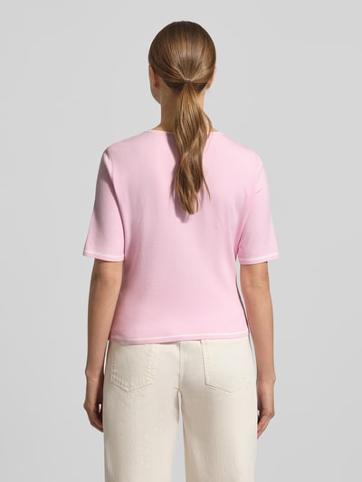 Frauenmodel trägt Strickshirt aus Viskose-Mix mit Rundhalsausschnitt von Marc Cain, Damen, Regular-Fit, 1/2-Arm, Rückenlänge 51 cm, Ganzkörperansicht Rückansicht.