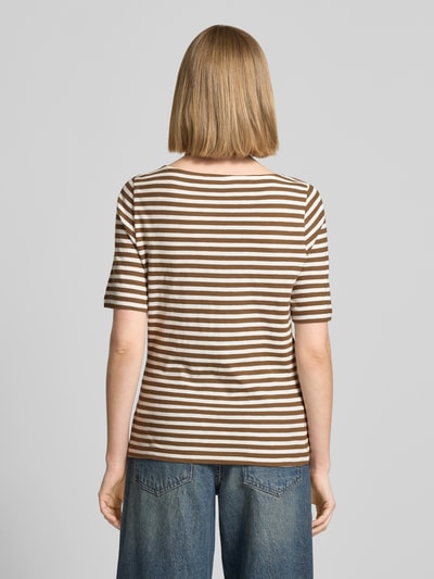 Kobiece modelka nosi Slim Fit T-Shirt aus reiner Baumwolle von s.Oliver RED LABEL, wzór w paski, dżersej z cieniowanej przędzy, naszywka z logo, dekolt w łódkę, rękaw o dł. 1/2, bawełna, efekt: wzór na całej powierzchni, widok całej sylwetki z tyłu