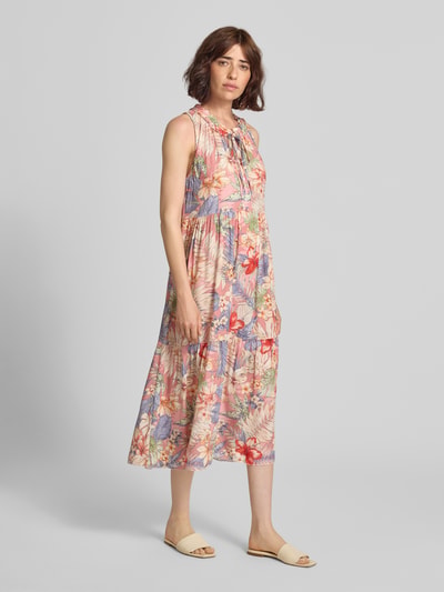 Frauenmodel trägt Midikleid aus Viskose mit Schnürung Modell 'Gi44naa' von ZABAIONE, bunter Allover-Look, A-Linie, Ganzkörperansicht von vorne.
