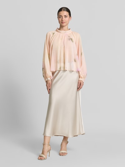 Frauenmodel trägt Loose Fit Bluse mit Allover-Muster von MAX&Co., semitransparente Optik, Maokragen, Chiffon, Ganzkörperansicht von vorne.