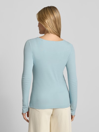 Modelka nosi błękitny, jednolity Langarmshirt mit Rundhalsausschnitt Modell 'Smallo' od OPUS, długi rękaw, mieszanka modalowa, widok całych pleców
