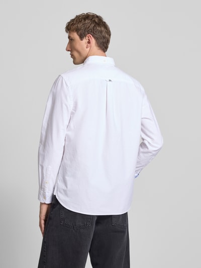 Männermodel trägt Regular Fit Freizeithemd mit Logo-Stitching von Superdry in Weiß, Reine Baumwolle, Sportmanschetten, Rückenlänge 73 cm, Schulterbreite 40 cm, Ärmellänge 63 cm, Button-Down-Kragen, Knopfleiste, Ganzkörperansicht Rückansicht.