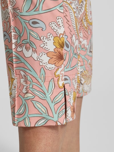 Frauenmodel trägt Caprihose im Allover-Look von SEDUCTIVE in Rosa mit floralem Muster, Slim Fit, Material-Mix mit Stretch, Nahaufnahme Oberschenkel.