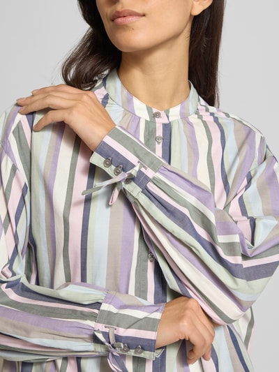 Frauenmodel trägt Hemdbluse mit Knopfleiste von Fynch-Hatton in Pastellstreifen, Reine Baumwolle, Lockerer-Schnitt, Stehkragen, Nahaufnahme Oberkörper.
