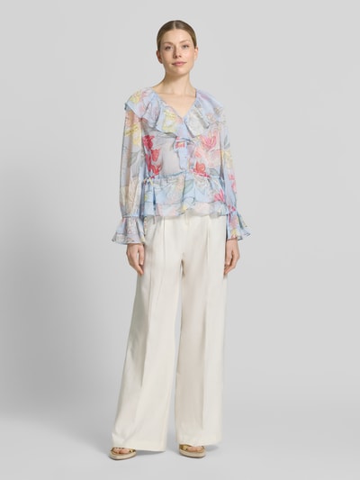 Frauenmodel trägt Regular Fit Bluse mit Volants und Trompetenärmeln von Comma im Allover-Look, V-Ausschnitt, Ganzkörperansicht von vorne.