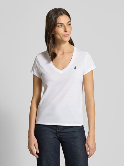 Vrouwenmodel draagt wit T-shirt met Label-Stitching van Polo Ralph Lauren, rechte snit, geribde V-hals, puur katoen, borstlogo, bovenlichaam frontaal.