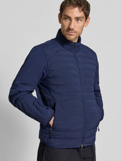 Männermodel trägt Regular Fit Sweatjacke mit Steppung von Polo Ralph Lauren, marineblau, glatte Struktur, Ganzkörperansicht von vorne.