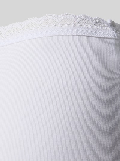 Vrouwenmodel draagt witte slim fit slip met kant, mix van katoen, detailopname, Slim Fit Slip uit katoenmix in set van 3 van SCHIESSER, Dames slip, elastische katoenmix, met kant.