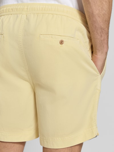 Männermodel trägt Regular Fit Shorts mit elastischem Bund Modell 'SUNFADED' von Gant in Hellgelb, reine Baumwolle, Detailaufnahme Rückansicht.