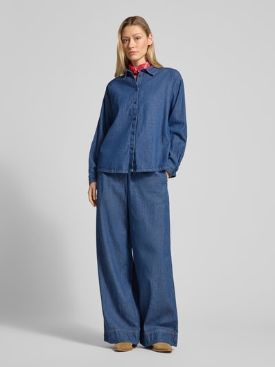 Frauenmodel trägt Wide Fit Jeans mit elastischem Bund Modell 'Archer' von ICHI in Blau, reine Baumwolle, Paspeltaschen, Ganzkörperansicht von vorne.