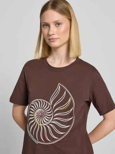 s.Oliver RED LABEL T-shirt o kroju relaxed fit z nadrukiem z przodu i ozdobnymi perełkami Czekoladowy 3