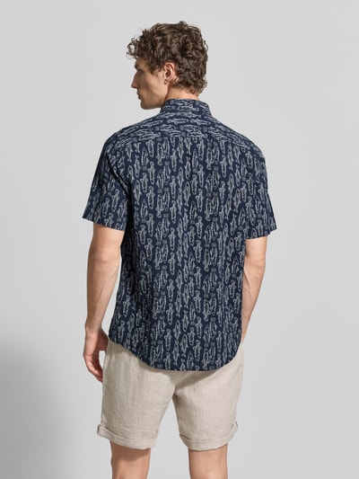 Männermodel trägt Regular Fit Freizeithemd mit Button-Down-Kragen von Lerros, dunkelblau mit Allover-Look im Baumwoll-Elasthan-Mix, Ganzkörperansicht Rückansicht. Rückenlänge 78 cm, Schulterbreite 45 cm, Ärmellänge 26 cm bei Größe M.