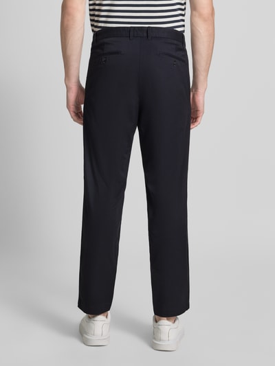 Männermodel trägt Tapered Fit Hose mit Gesäßtaschen von MCNEAL aus Material-Mix in Dunkelblau, Drapierungen, Ganzkörperansicht Rückansicht.
