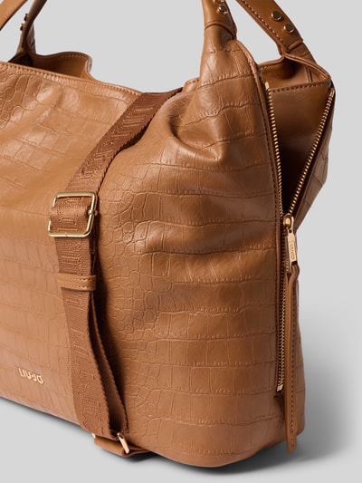 Produktfoto, Tote Bag in Leder-Optik Modell 'Kaliska' von Liu Jo White, Krokoprägung, Logo-Detail, Reißverschluss, Magnetverschluss, verstellbarer Schulterriemen, Breite 46 cm, Länge 34 cm, Tiefe 14 cm, Schulterriemen 42 cm