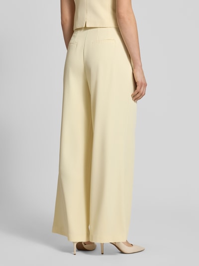 Frauenmodel trägt Wide Leg Stoffhose mit Raffungen von Christian Berg Cocktail in hellem Beige, gefertigt aus Elastischer-Material-Mix, Produktmerkmale wie Haken- und Reißverschluss, weite Beine und Bundweite 38 cm bei Größe 36, Ganzkörperansicht Rückansicht.