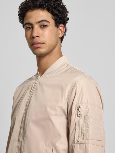Männermodel trägt Regular Fit Blouson mit College-Kragen Modell 'JOSHUA' von Only & Sons, Optik: Unifarben, Nahaufnahme Oberkörper.