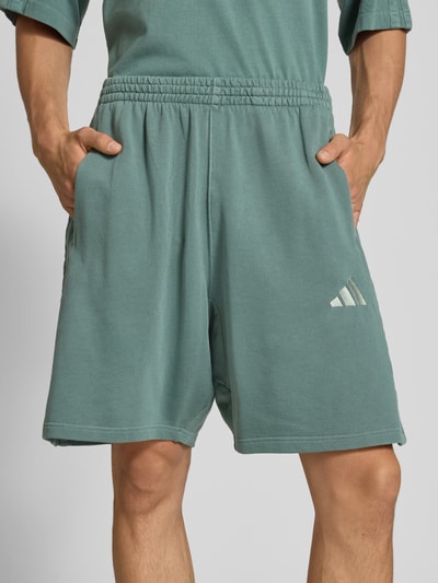 adidas Sportswear Szorty o kroju relaxed fit z wyhaftowanym logo model ‘Aurivy’ Ciemnozielony 3