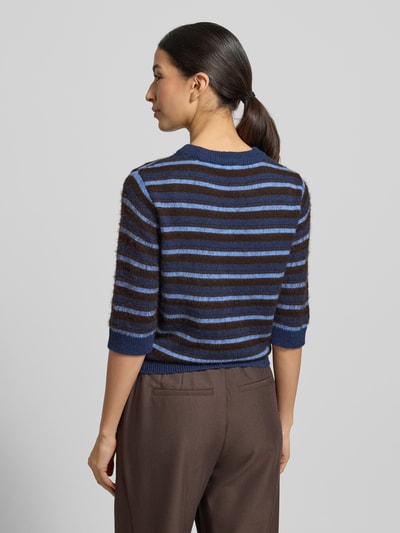 Modelka nosi Sweter z dzianiny z prążkowanymi wykończeniami od OPUS, mieszanka bawełny, krój slim fit, okrągły dekolt, rękaw o dł. 1/2, długość tyłu 53 cm, długość rękawów 31 cm, widok sylwetki od tyłu.