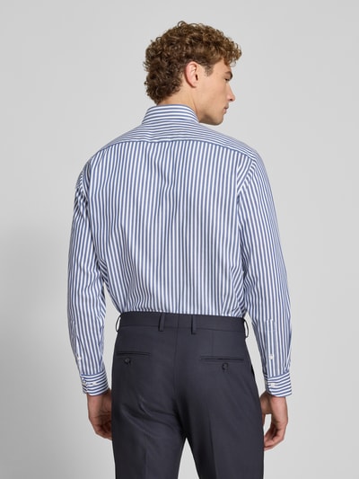 Männermodel trägt Comfort Fit Businesshemd aus reiner Baumwolle von OLYMP Luxor mit blau-weißen Streifen, Ganzkörperansicht Rückansicht.