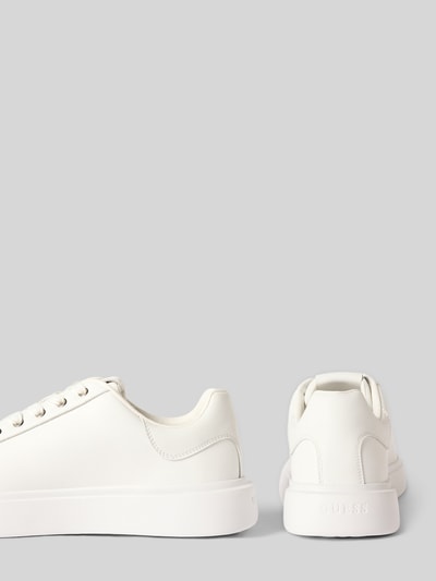 Produktfoto, Sneaker aus Leder-Mix Modell 'Pravi' von GUESS in Weiß, abgerundete Form, Logo-Detail, profilierte Sohle, Seiten- und Rückansicht