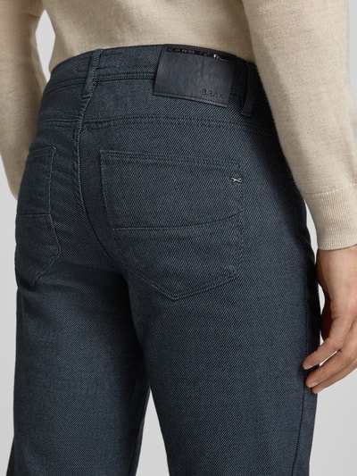 Männermodel trägt Hose mit Eingrifftaschen Modell 'Cadiz' von Brax aus Baumwoll-Viskose-Mix, Regular-Fit, Detailaufnahme Rückansicht.